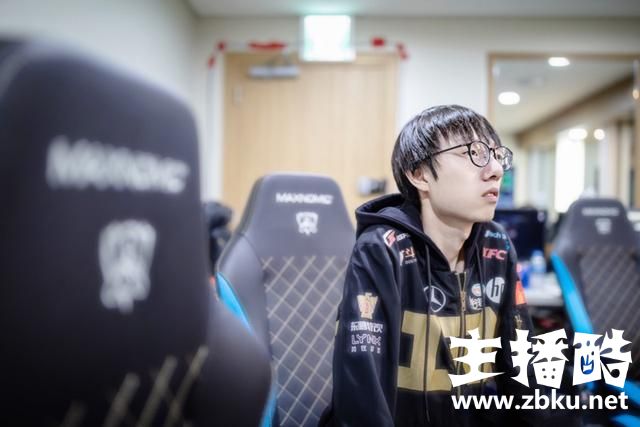 RNG八强被淘汰后，MLXG独自一人转机回家？网友：这背影真的心酸