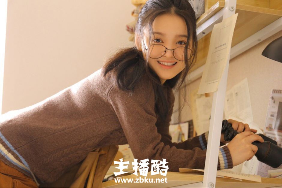 半丸子头美少女笑眼盈盈针织上衣白丝美腿气质怡人图片