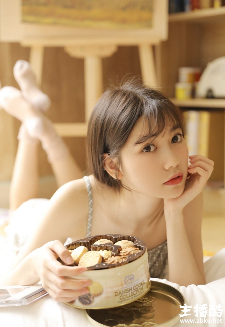 牛仔裤美女精致小脸饱满苹果饥镂空吊带衣秀天鹅颈图片