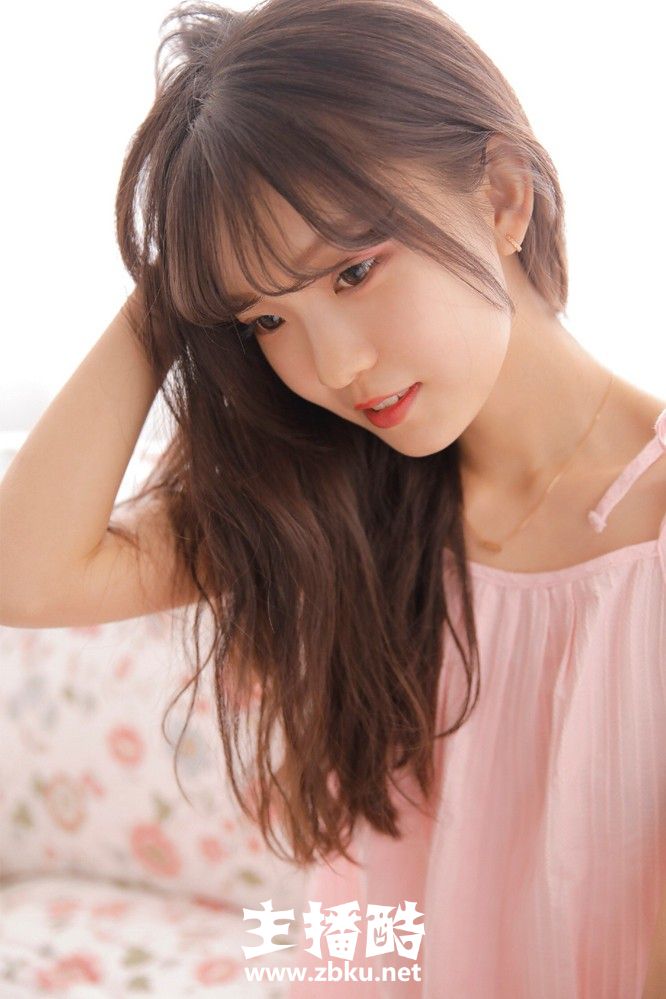 粉色睡衣裙童颜美少女眉清目秀漂亮麻花辫手舞足蹈图片