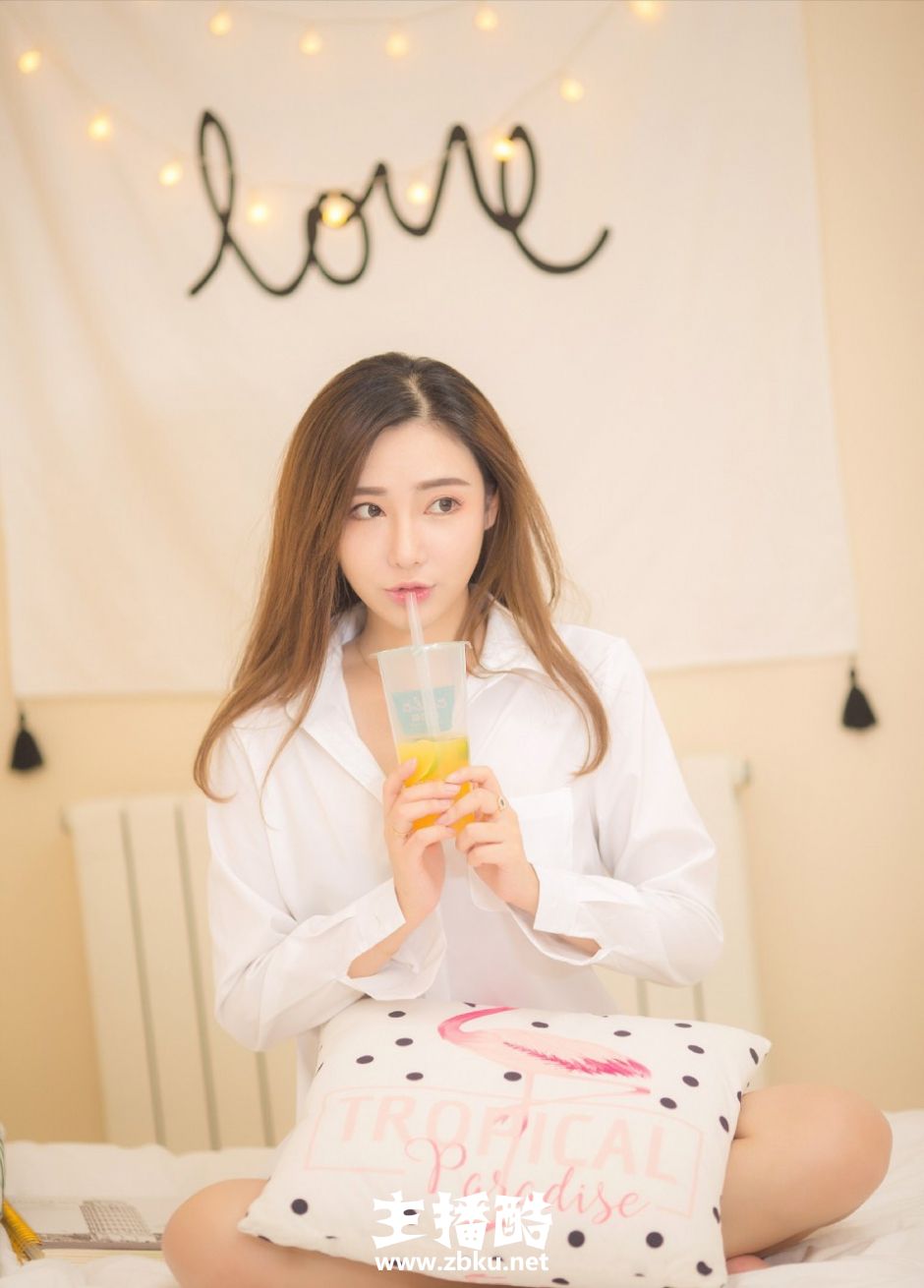 锥子脸白衬衣美女笑眼弯弯玩下衣失踪秀纤细筷子腿图片