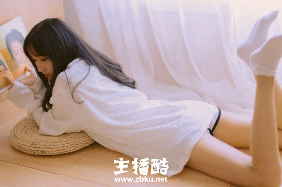 宽松毛衣美女眉眼精致乌黑长头发短裤秀细长筷子腿图片