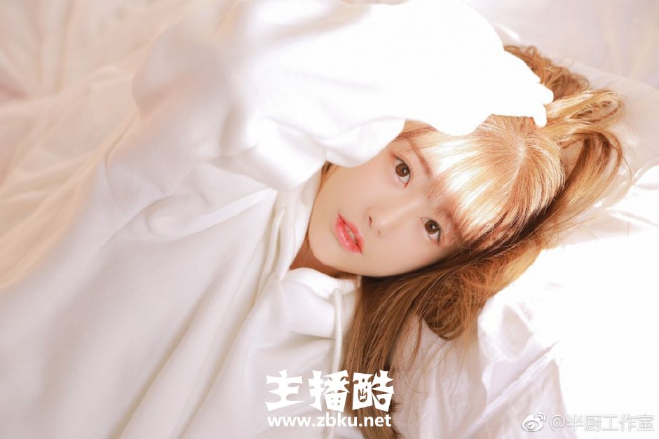 欧式双眼皮美女黑白格子连衣裙波浪卷发美目盼兮图片