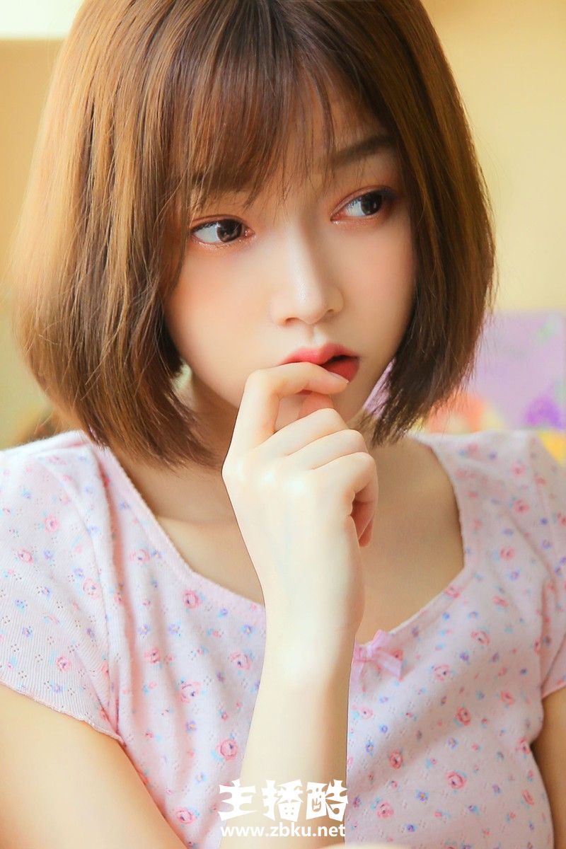 青涩草莓女孩粉嘟嘟脸蛋清爽短发超短裤秀大白腿图片