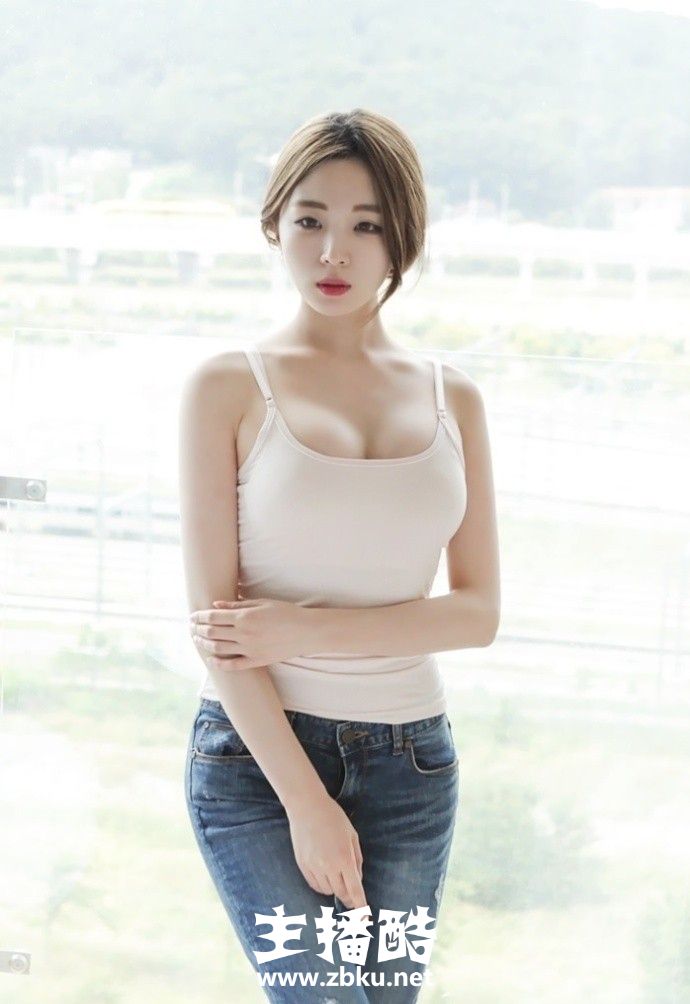 紧身牛仔裤翘臀美女吊带上衣秀傲人事业线性感丰满图片