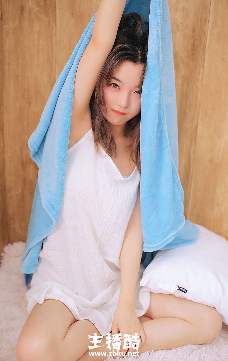 床上美女吊带睡裙皮肤白皙嫩滑挥舞浴巾舒展手脚图片