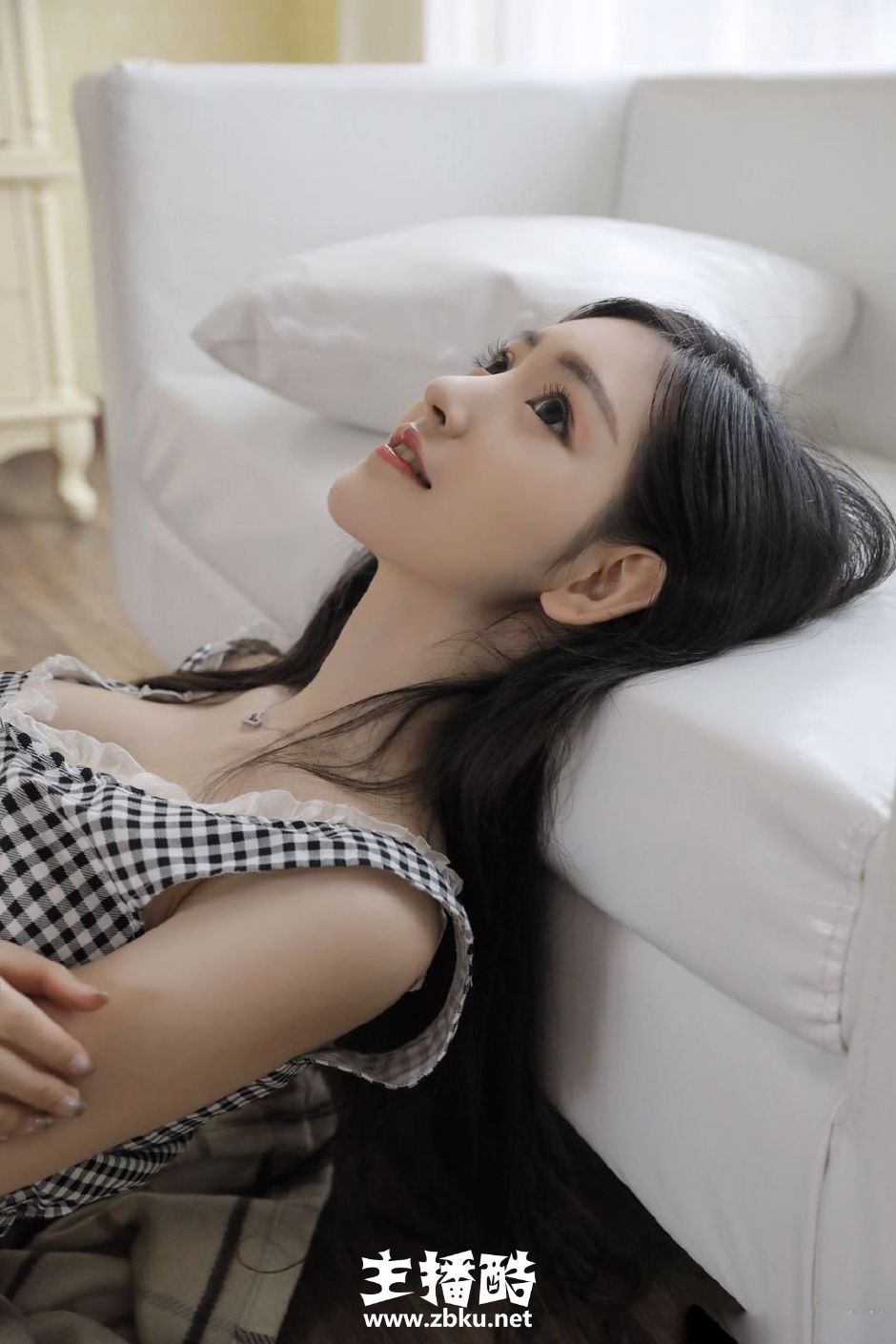 水灵灵电眼美女黑白格背心半裸细窄柳枝腰柔软娇躯图片
