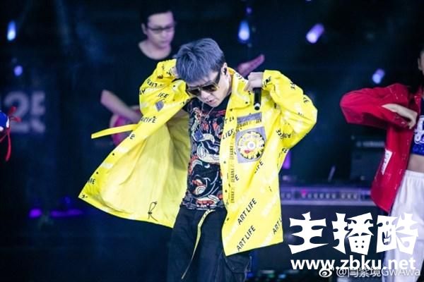 LOL：娃娃怒怼键盘侠 7周年假唱还能断气？自嘲发挥不佳真正原因
