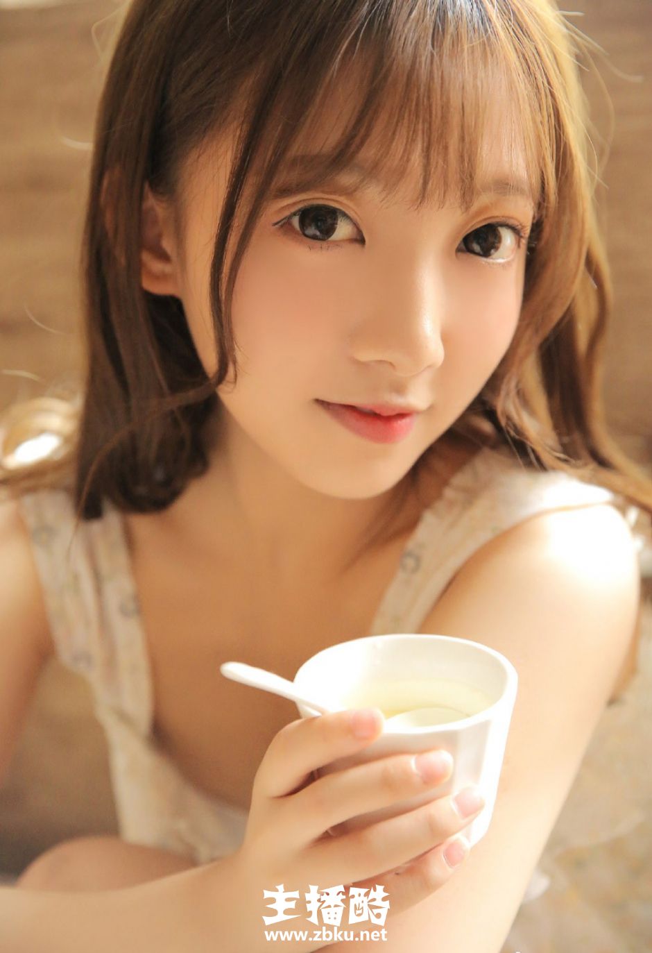 圆鼓鼓大眼美女萝莉童颜美貌碎花衣搭短裤露牛奶肌图片