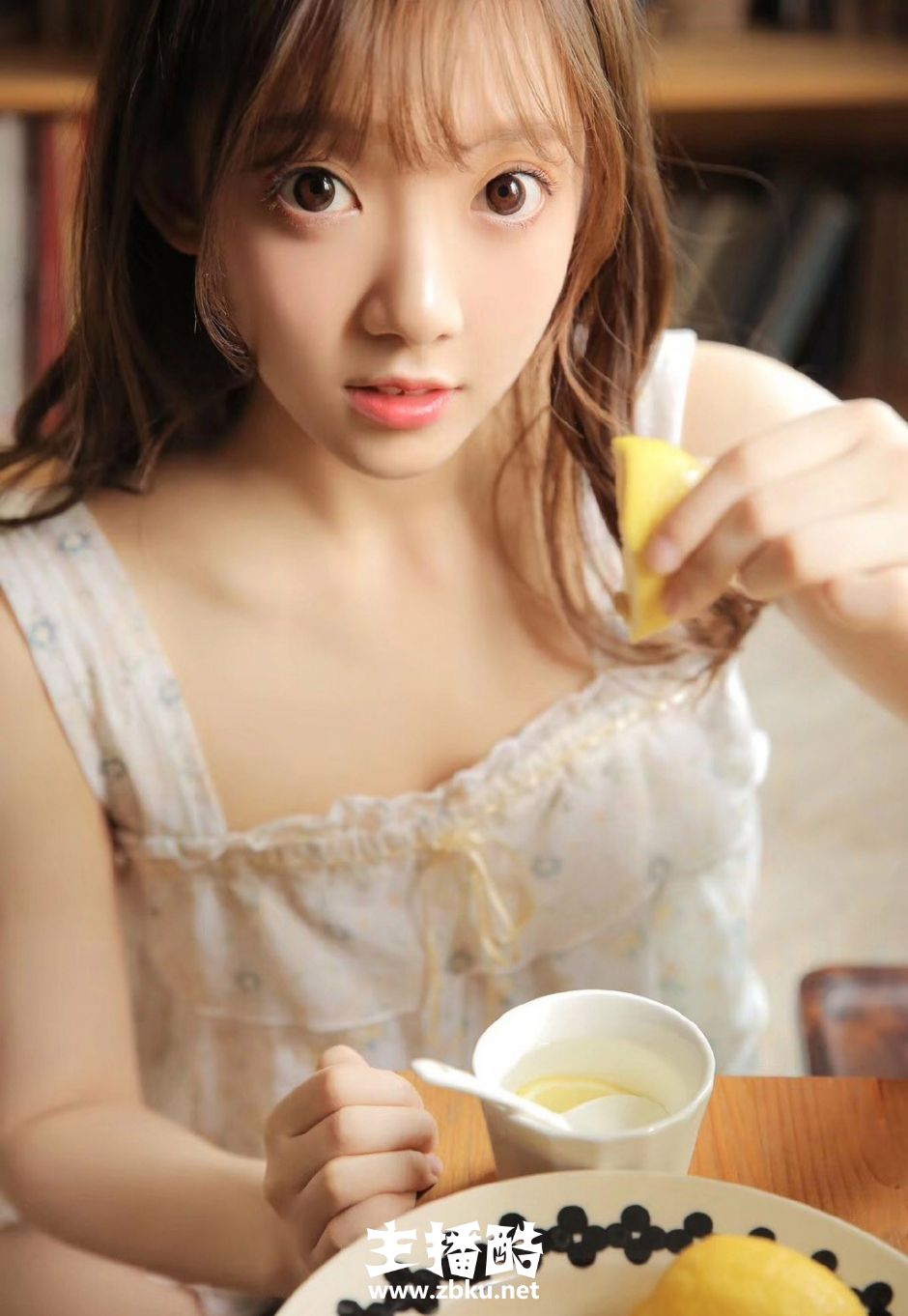 圆鼓鼓大眼美女萝莉童颜美貌碎花衣搭短裤露牛奶肌图片