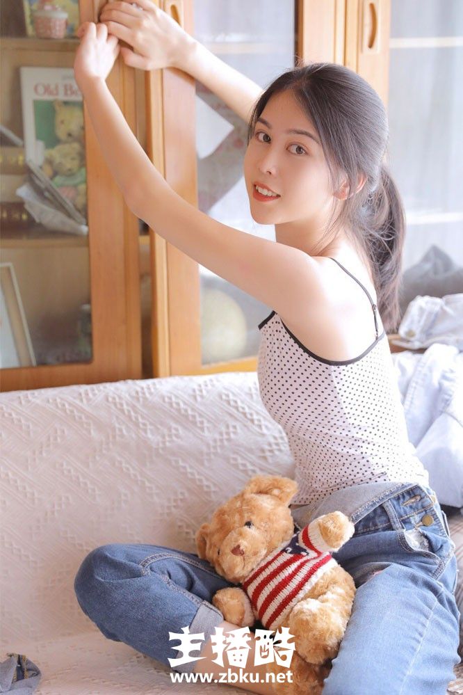 沙发白嫩美女高束马尾长相清秀牛仔背带裤苗条身姿图片