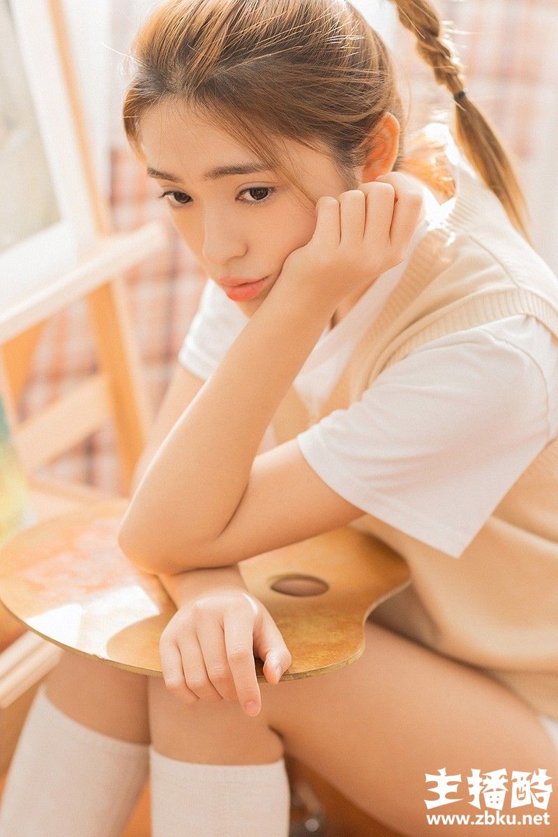 眉眼秀气画室美女白丝小细腿俏皮麻花辫嘟嘴卖萌图片