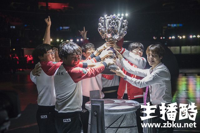 下一个冠军将是谁？历年世界总决赛夺冠捧杯瞬间回顾