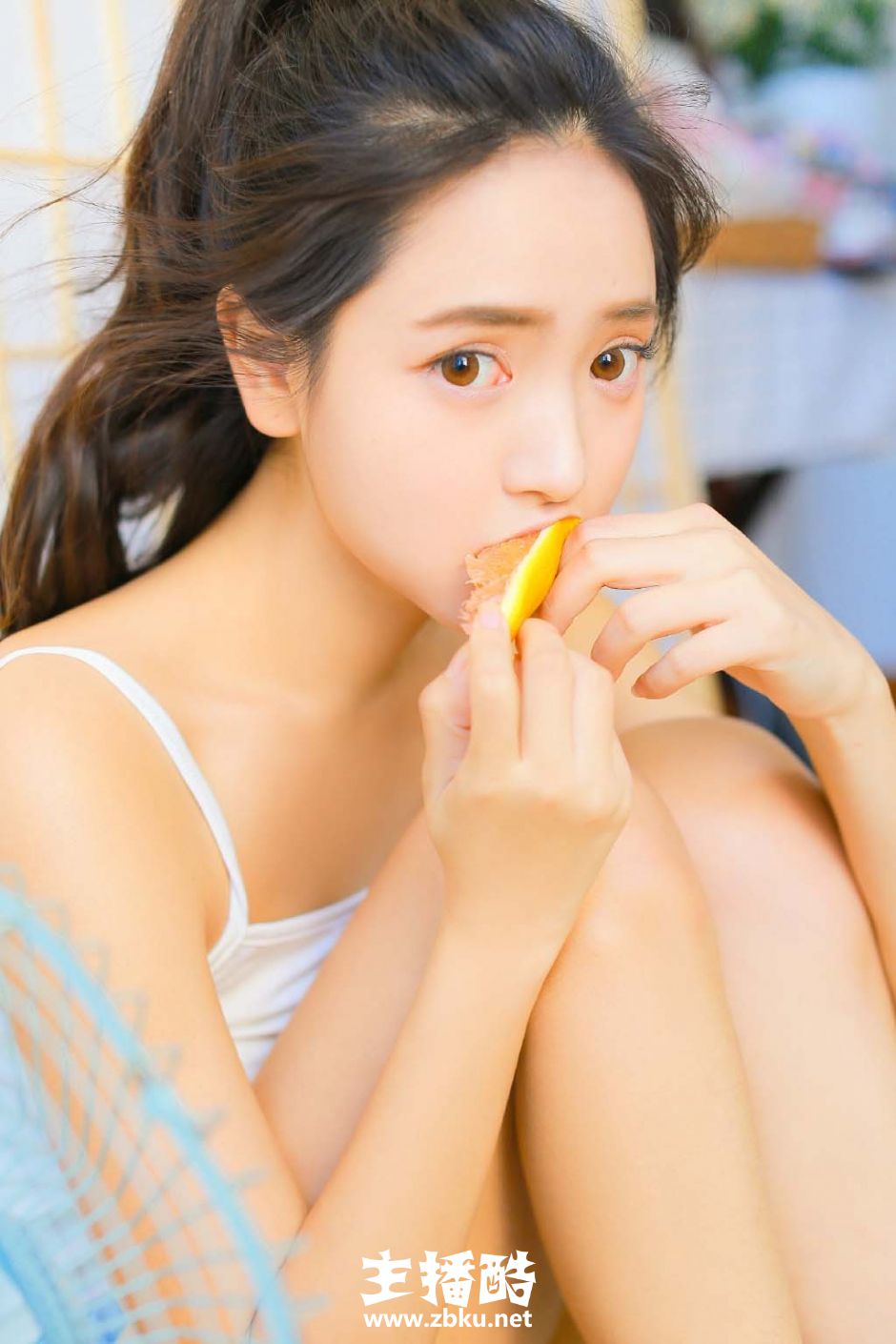 湿漉漉长发美女面容纯净白色泳衣尽显细胳膊小白腿图片