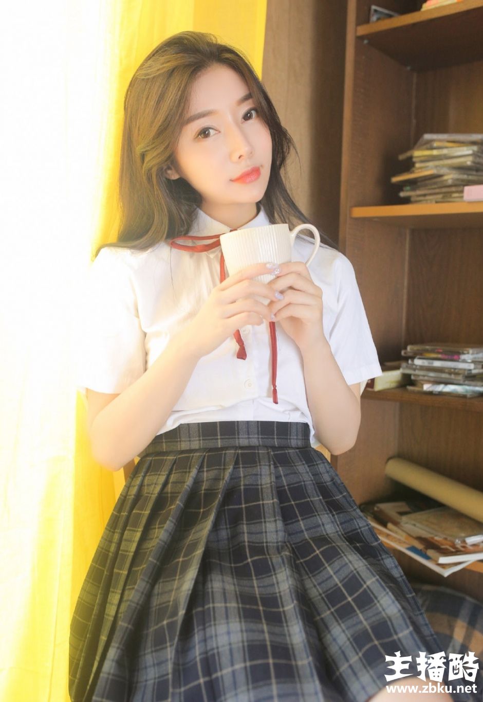 白色过膝袜制服女大学生黑长直发单手托腮浓眉大眼图片