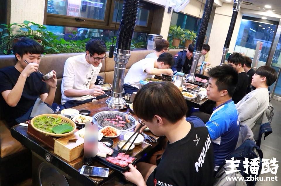 这是RNG派过来反野的吗？Karsa与FW一起吃烤肉聚餐