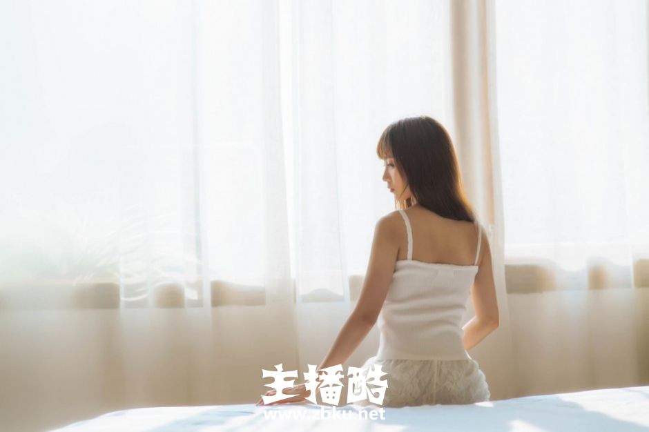 早安少女慵懒睡姿白色吊带蕾丝短裤秀精致锁骨美腿图片