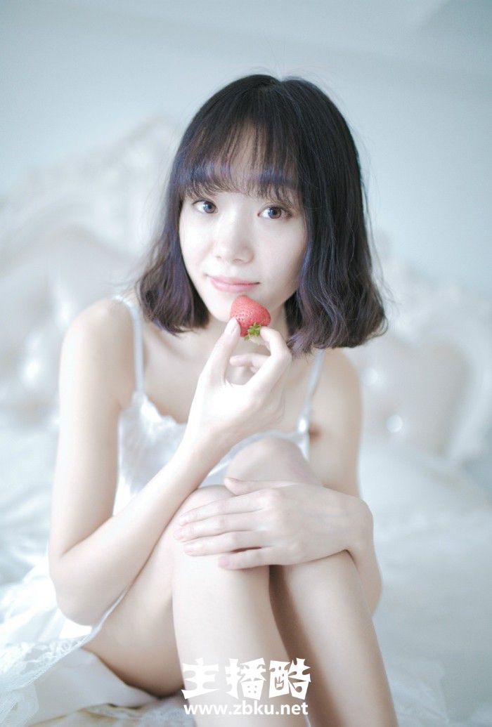 清纯草莓女孩空气刘海五官灵动吊带秀白皙锁骨床上图片
