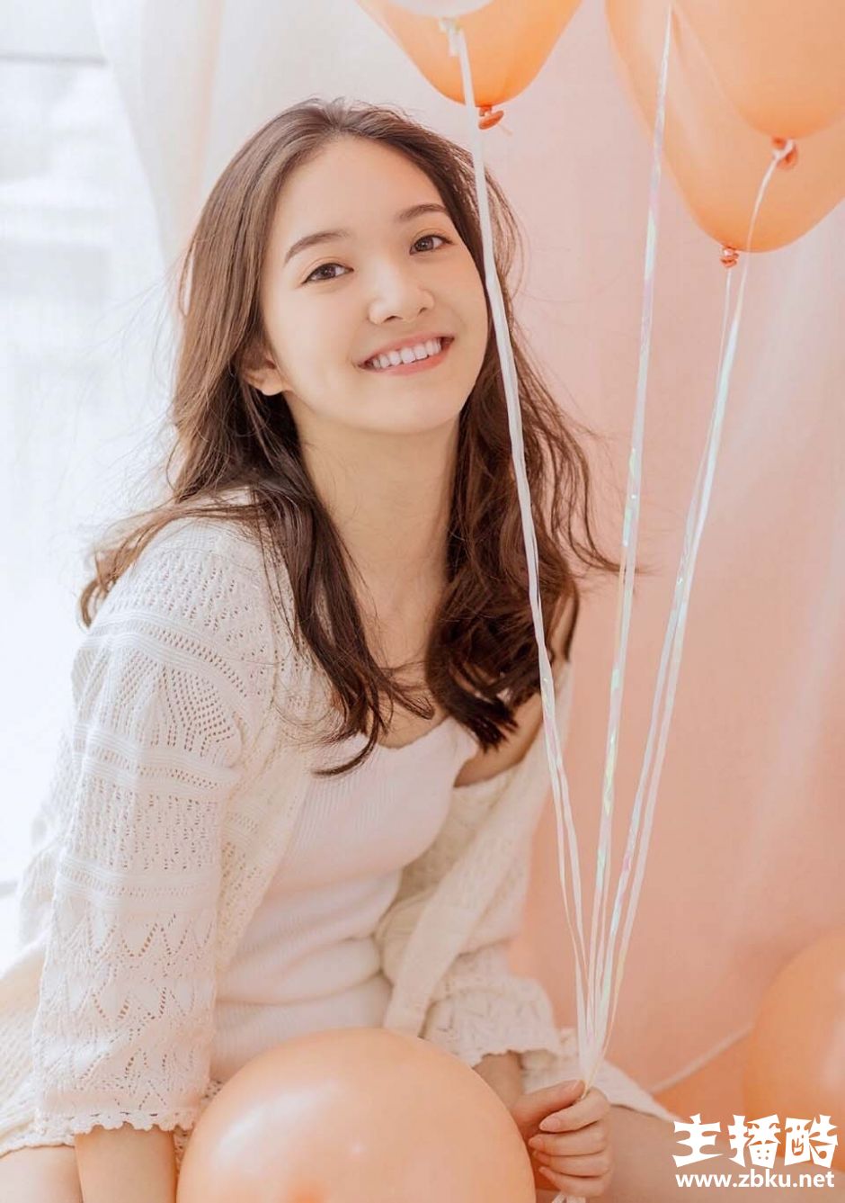 长发披肩美女露齿大笑吊带短裤秀骨感身材打电话图片