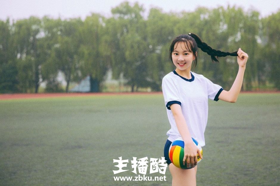 体育型美女高扎麻花辫挤眉弄眼肢体灵活操场运动图片