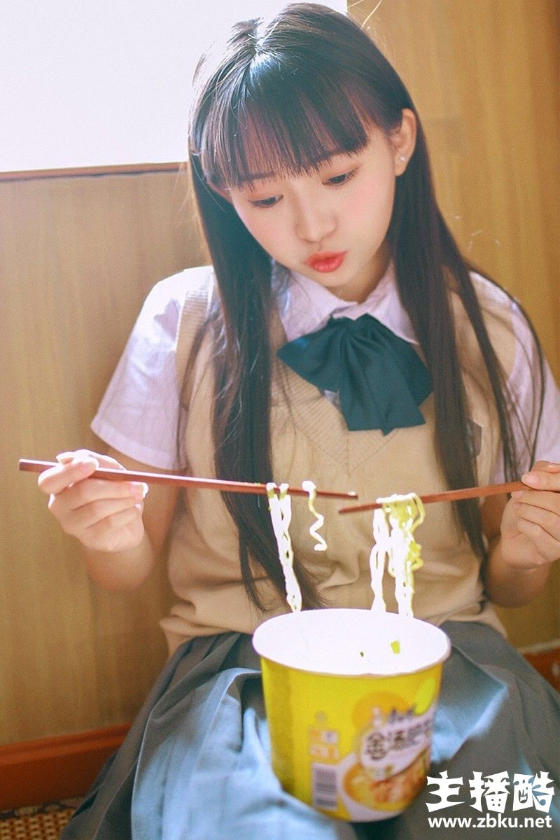 粉扑扑脸蛋日系美女大眼睛小嘴巴校园制服配贝雷帽图片