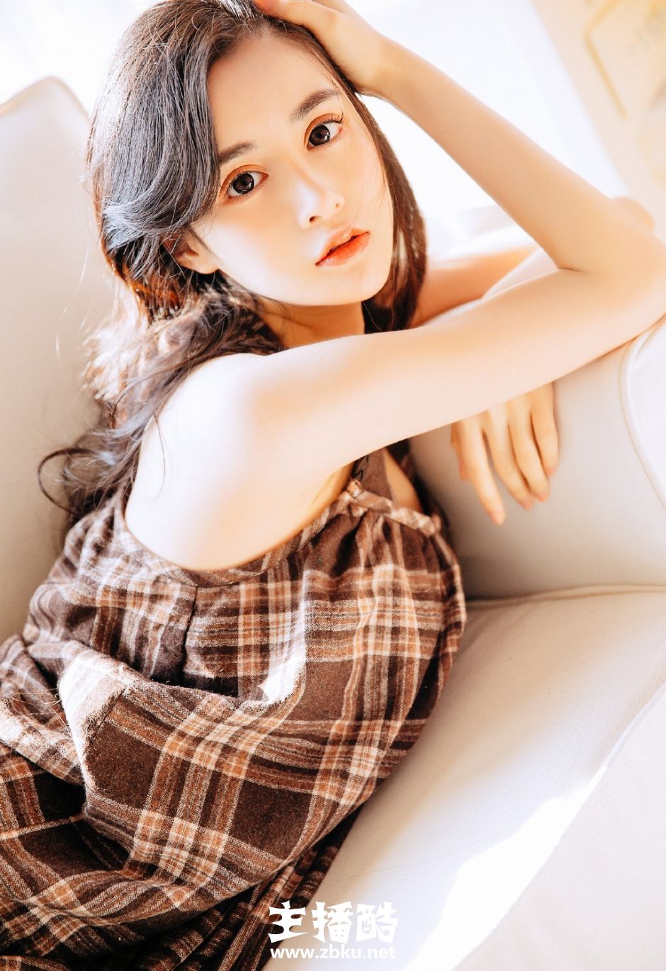 欧式双眼皮美女黑白格子连衣裙波浪卷发美目盼兮图片