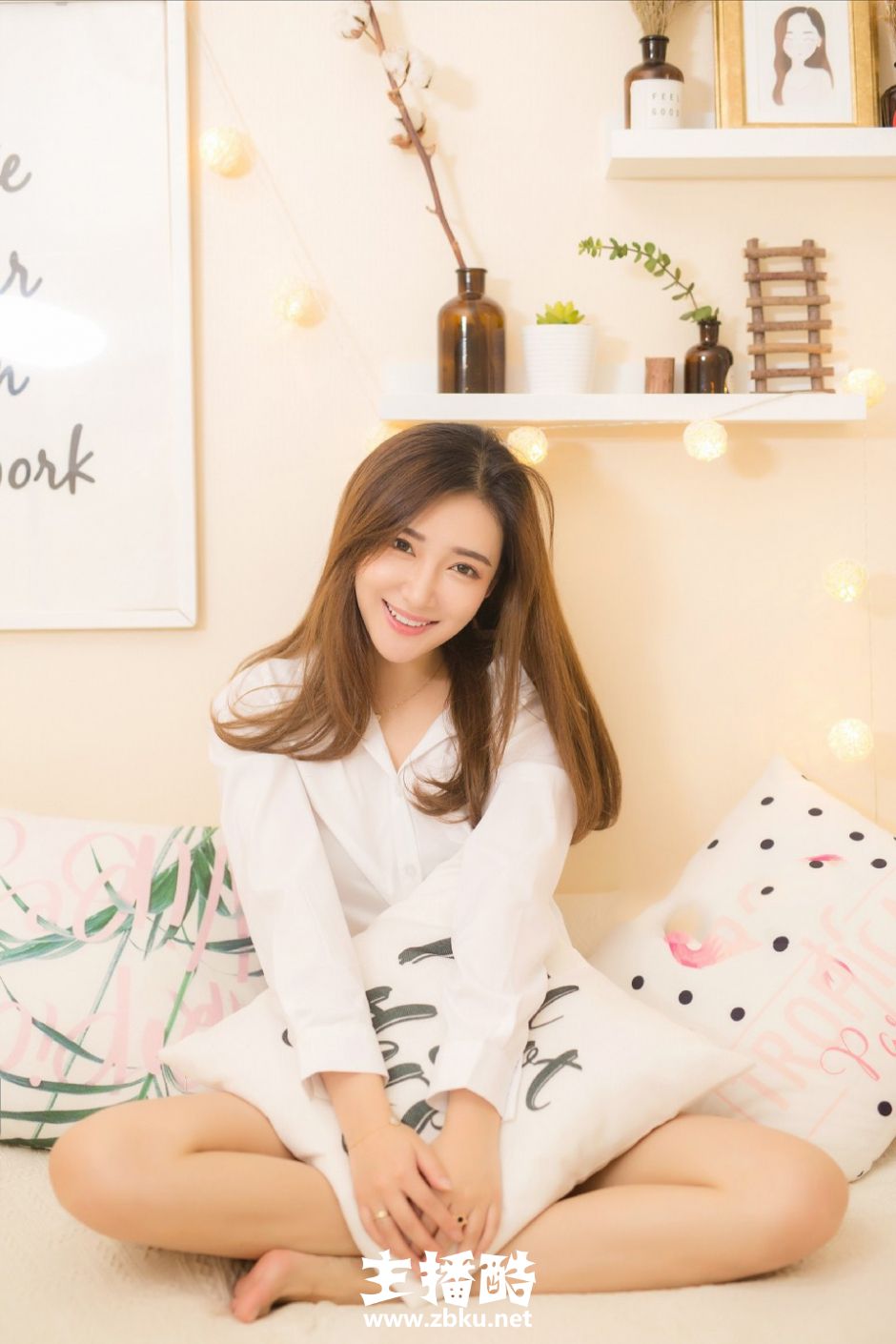 锥子脸白衬衣美女笑眼弯弯玩下衣失踪秀纤细筷子腿图片