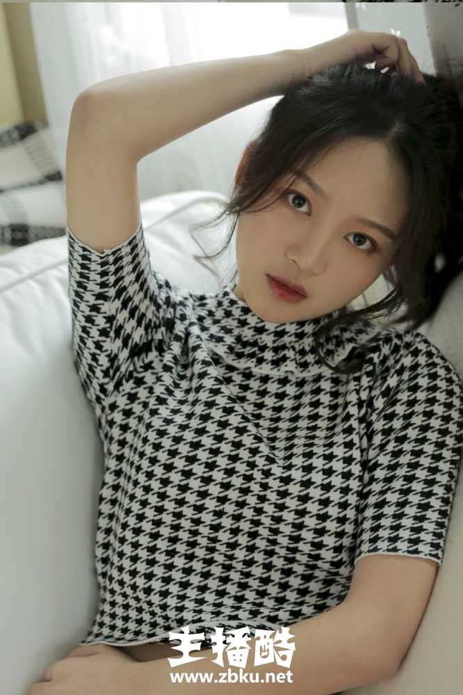 脸颊泛红美女高束马尾柔软身体单手托腮皮肤水灵图片