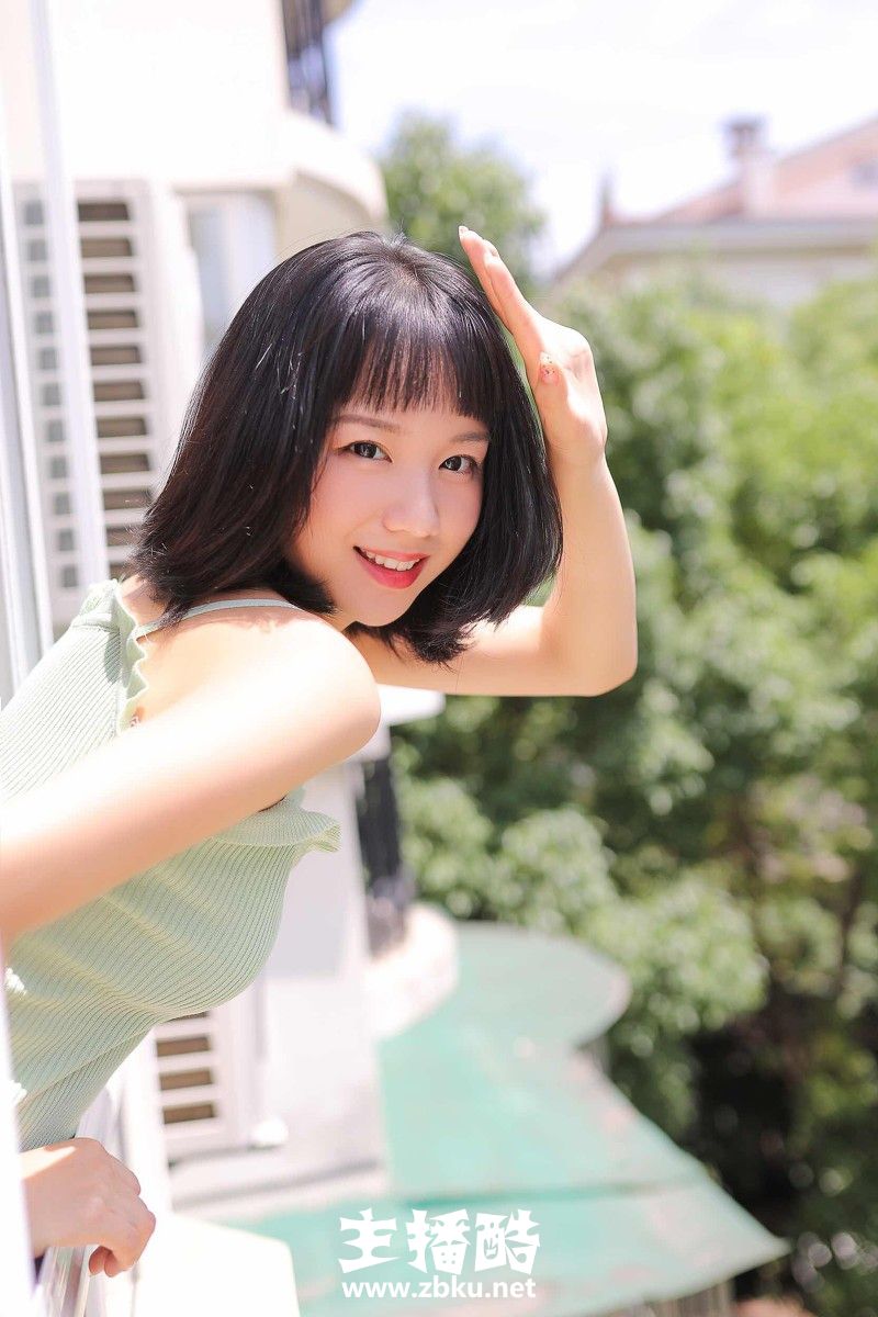 清新小女生绿色吊带衫低腰热裤骨骼瘦小肢体灵活图片