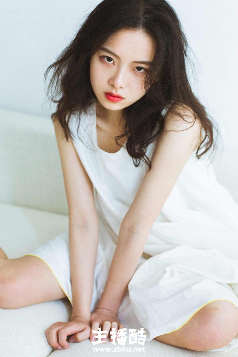 高级厌世脸美女无袖连衣裙娇艳红唇满脸胶原蛋白图片