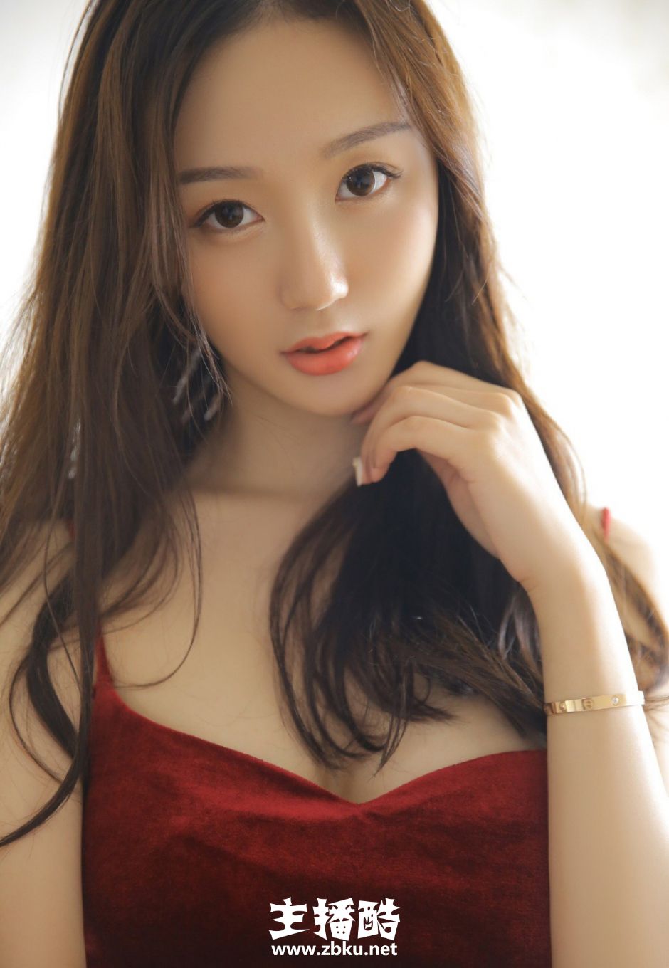 白纱蓬蓬裙美女棕色短发精致侧脸五官立体香唇微抿图片