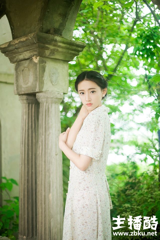 碎花长裙美女高束发髻精致小v脸举手投足尽显优雅图片