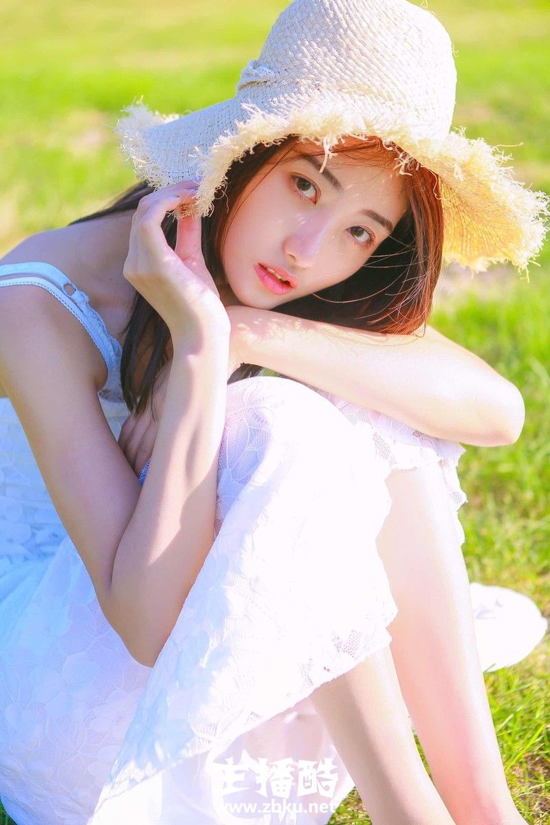 长发飘飘小清新美女漂亮瓜子脸一袭白裙户外作画图片