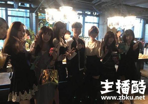 Faker出席S8比赛场馆开馆仪式 被女粉丝环绕笑容灿烂