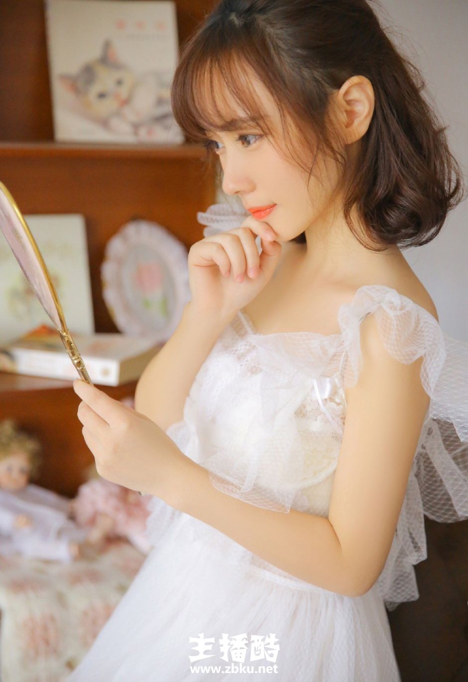 白纱蓬蓬裙美女棕色短发精致侧脸五官立体香唇微抿图片