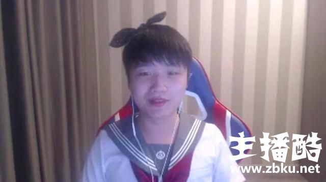 继微笑后LOL草莓换上女装，两人隔空比美，网友：这颜值真的无敌！