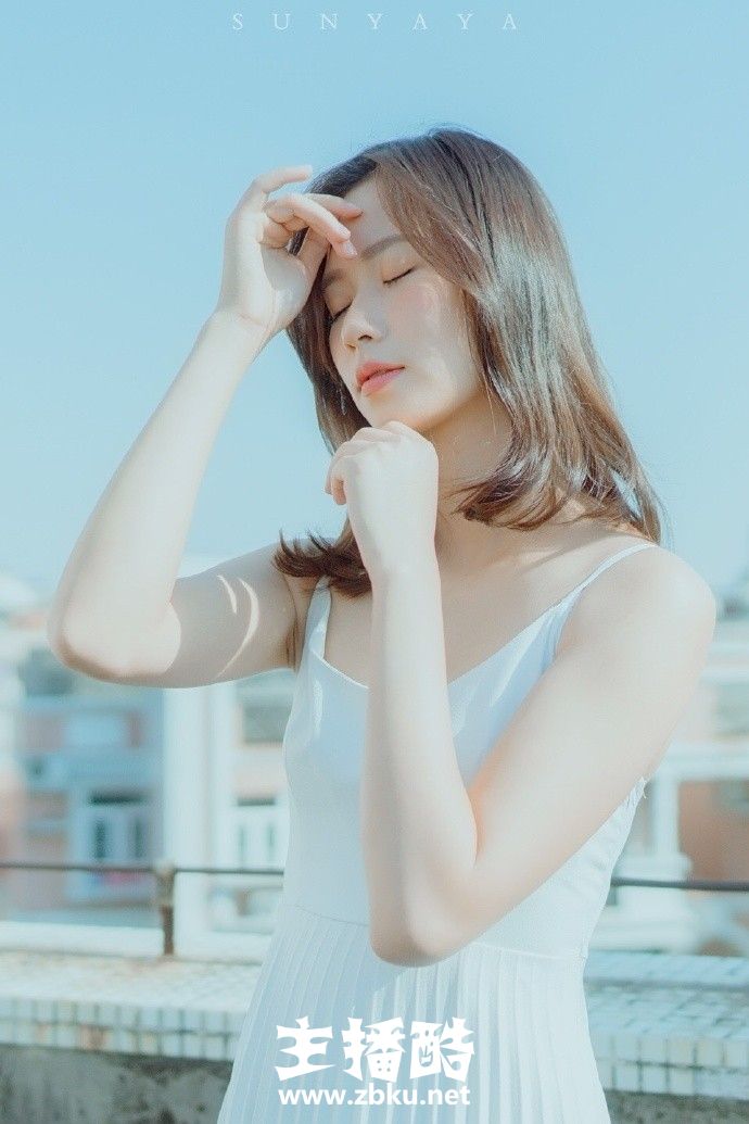 纯白吊带长裙美女鹅蛋脸白里透红身材苗条天台图片