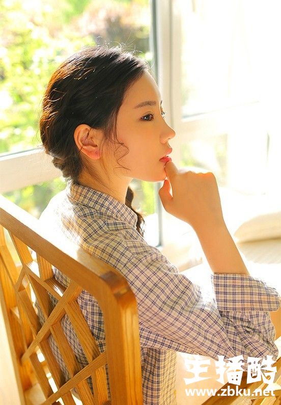 侧编麻花辫邻家女孩眉清目秀格子衬衣搭吊带衫清纯图片