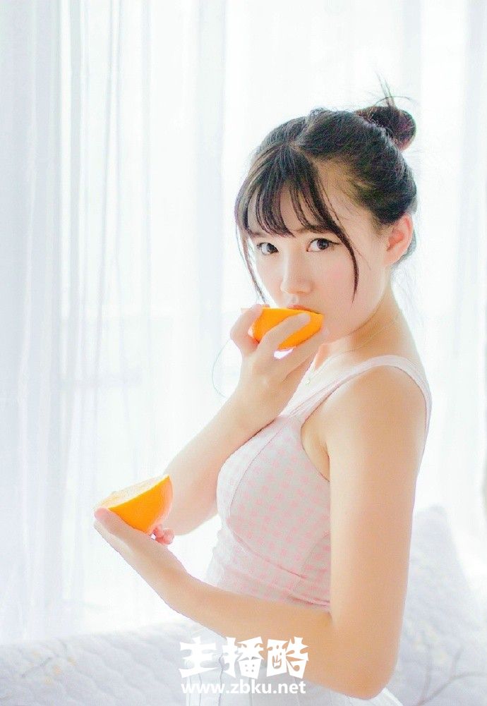 甜橙女孩俏皮丸子头粉色连衣裙皮肤水嫩少女感十足图片