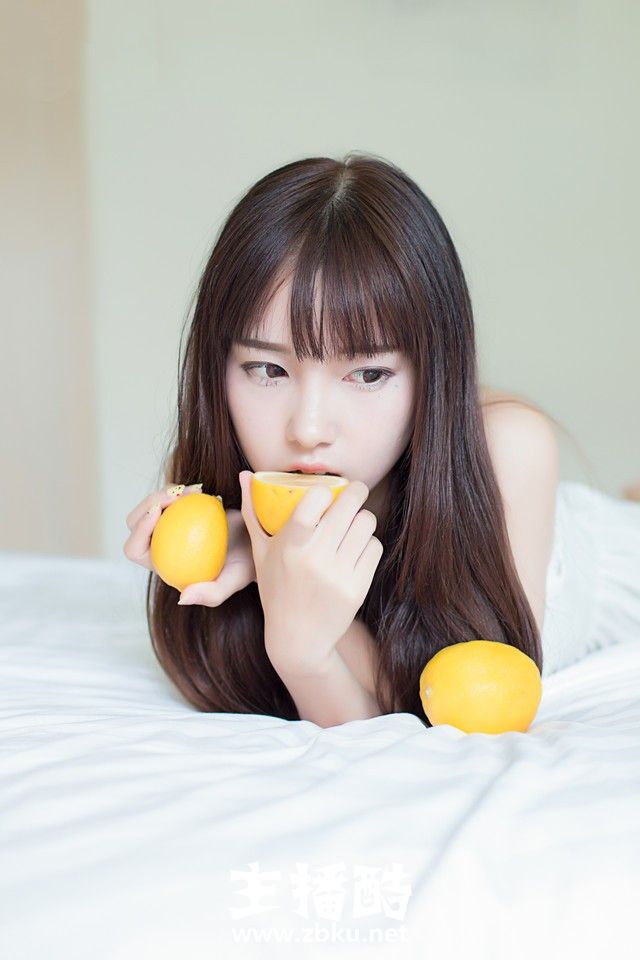 鬼马双马尾柠檬少女大眼睛小嘴巴白色吊带裙身材娇小图片