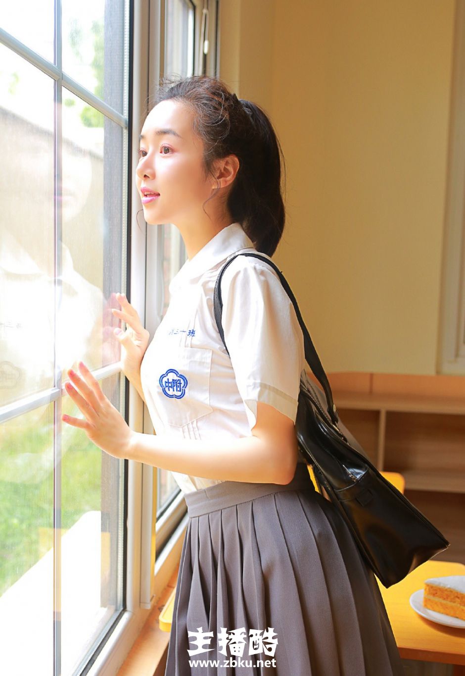 椭圆嫩脸教室美女学生灰色校服清爽马尾辫嘟嘴搞怪图片