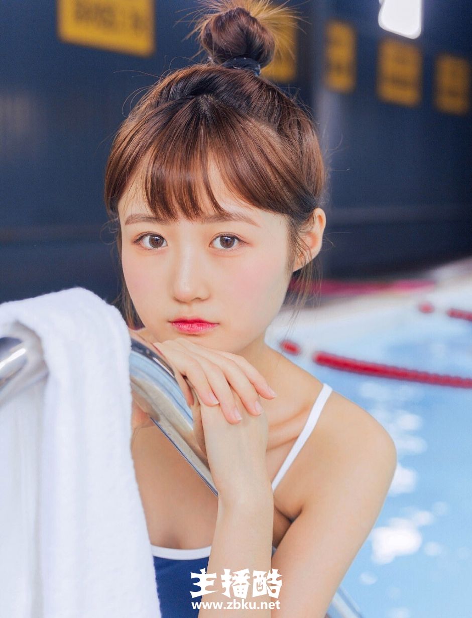 丸子头泳衣美女笑容满面清瘦身材湿身大秀牛奶肌图片
