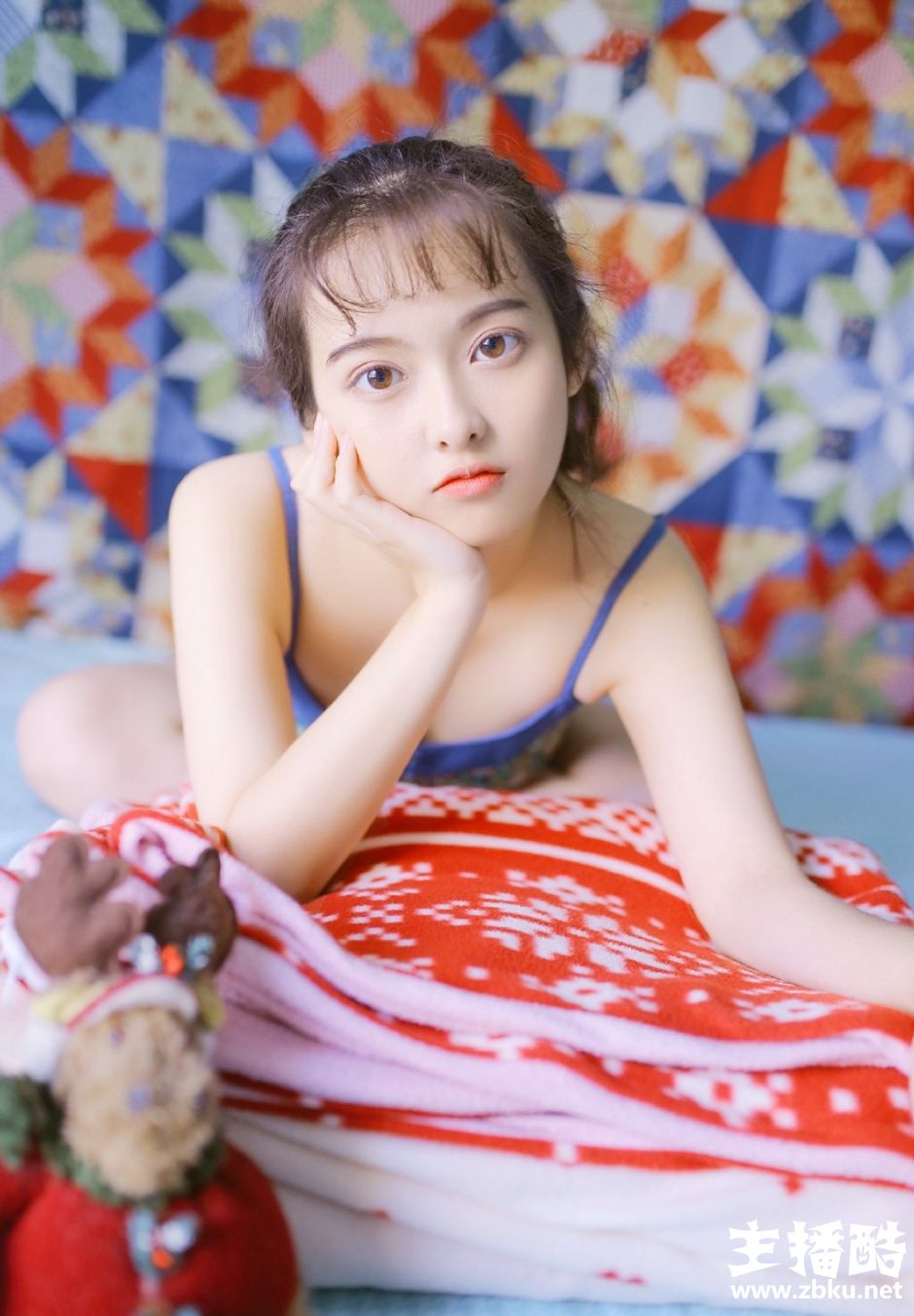 头戴花环美女皮肤水嫩黄色连衣裙露牛奶肌斜眼沉思图片