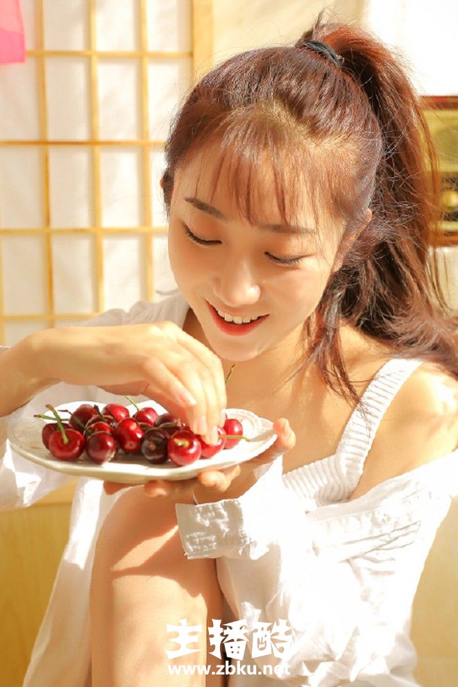 樱桃小美女高扎马尾辫衬衣半露秀圆润香肩阳光投射图片