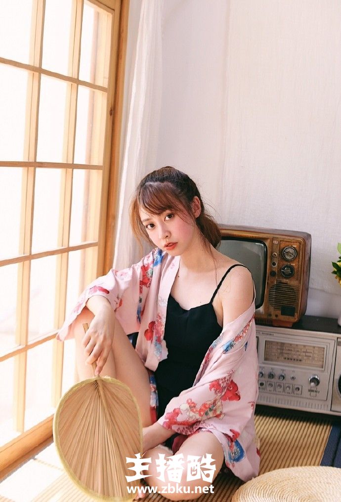 日系美女黑色吊带衫尽显白瓷肌肤气色红润眉眼清秀图片