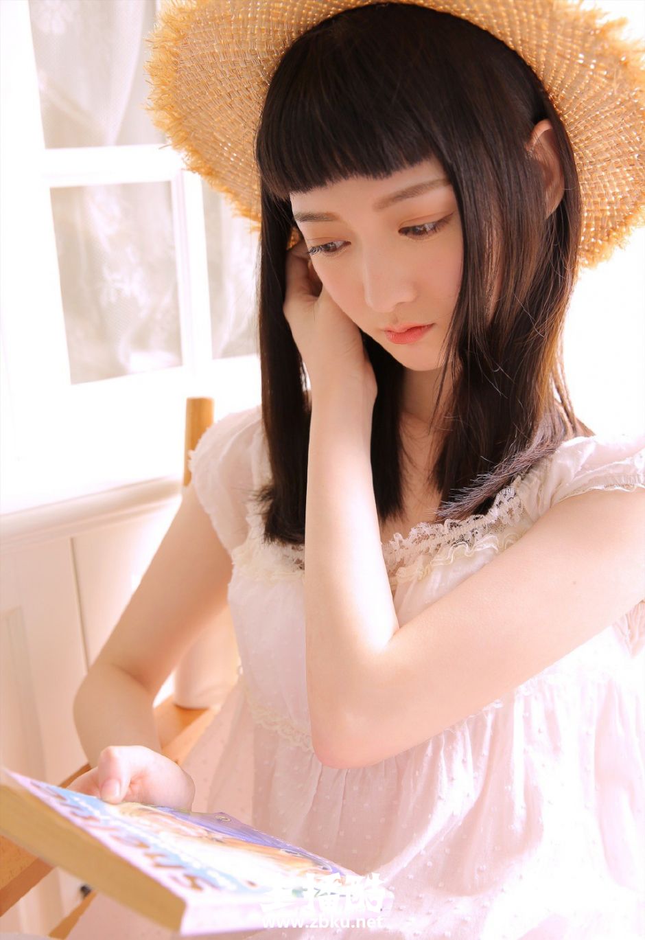 日系小清新美女白嫩脸蛋吊带超短裤露光滑藕臂玉腿图片