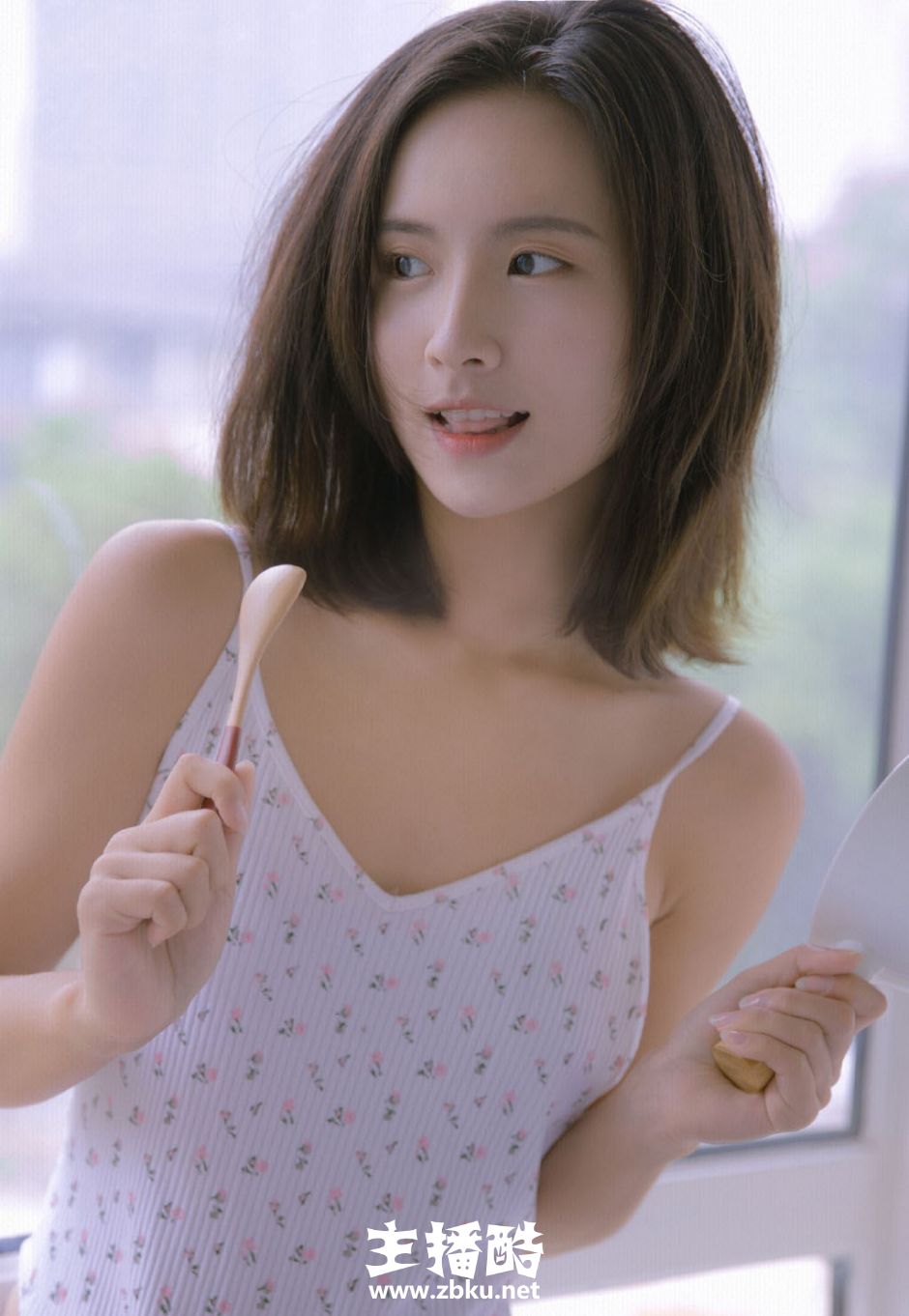 碎花吊带连体衣美女苗条身材纤细四肢皮肤水嫩私房图片