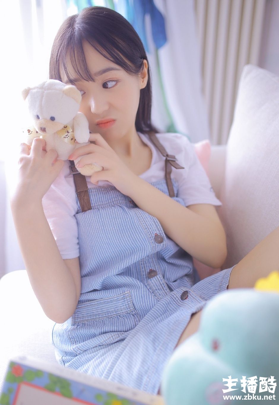 包子脸少女眉清目秀碎花吊带白色短裤细胳膊小腿图片