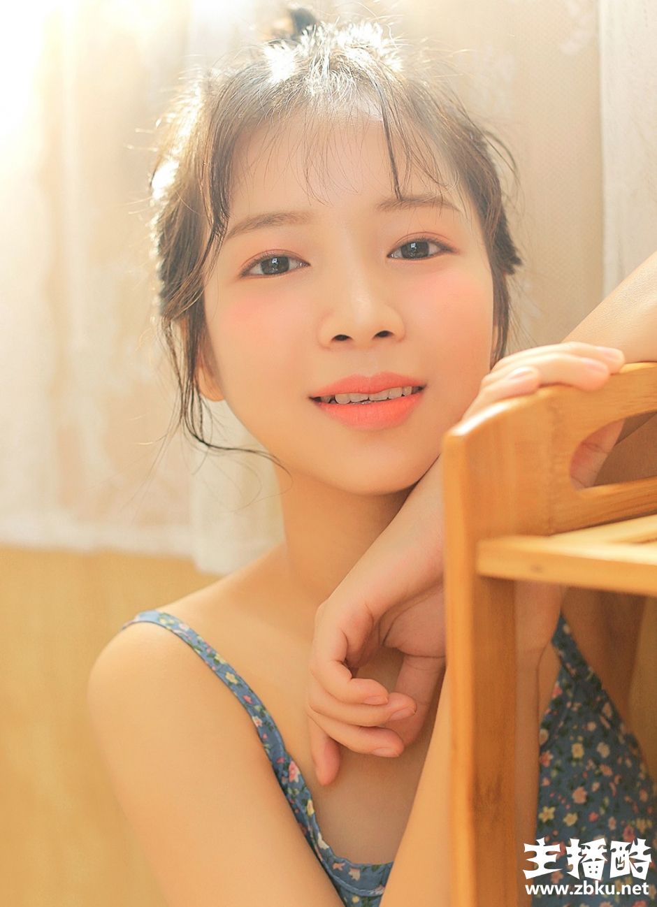 碎花裙美女脸蛋白里透红精致锁骨图片