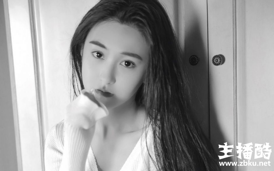 薄嘴唇杏仁眼氧气美女柔顺直发零瑕疵毛孔皮肤细腻图片
